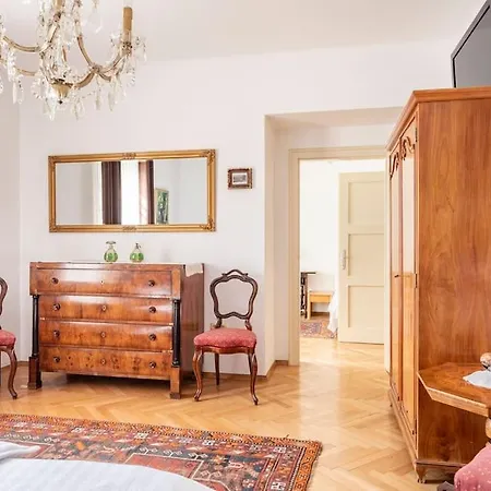 Spacious And Historic With Castle View Bled