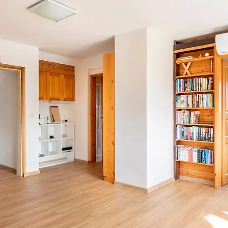 Spacious And Historic With Castle View