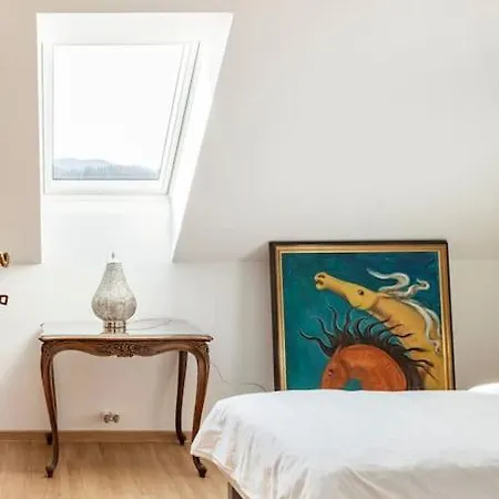 Spacious And Historic With Castle View *