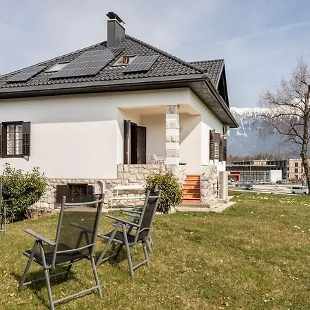 Spacious And Historic With Castle View