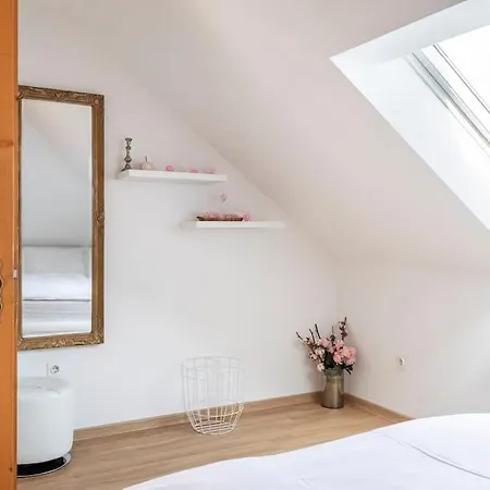 Spacious And Historic With Castle View *