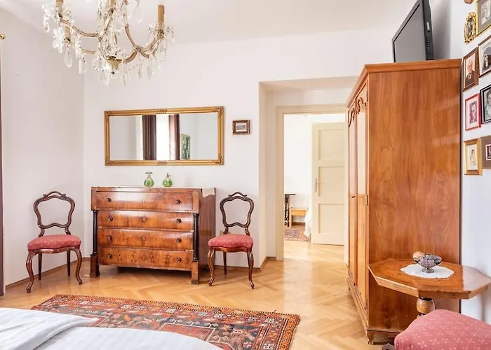 Spacious And Historic With Castle View Μπλεντ