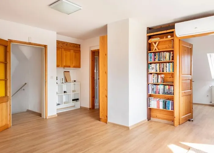 Spacious And Historic With Castle View