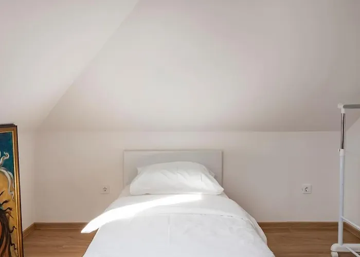 Spacious And Historic With Castle View Βίλα *