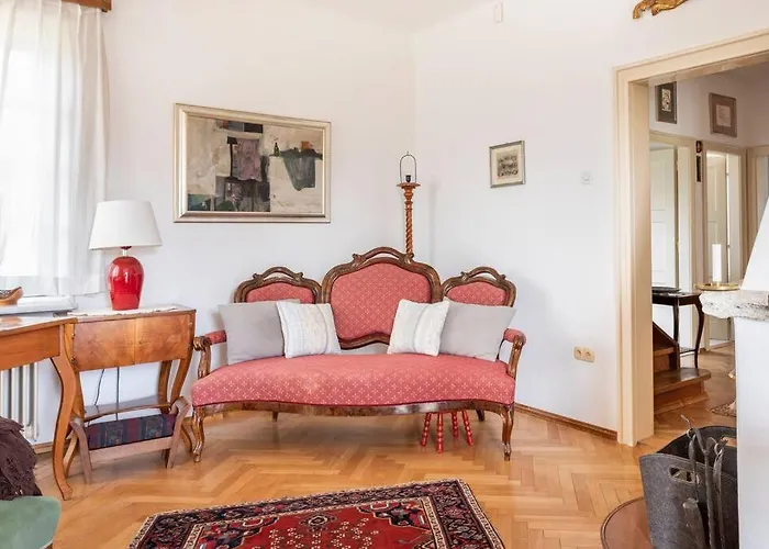 Spacious And Historic With Castle View *