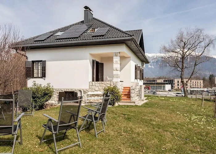 Spacious And Historic With Castle View