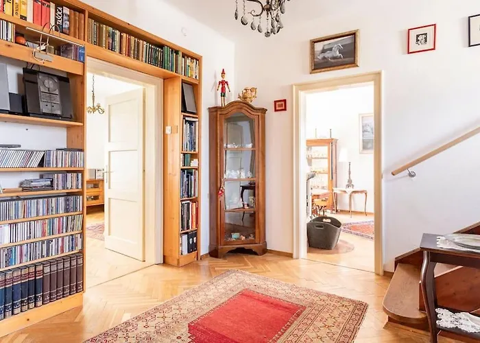 Spacious And Historic With Castle View Βίλα