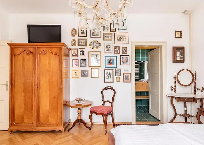 Spacious And Historic With Castle View Βίλα Μπλεντ